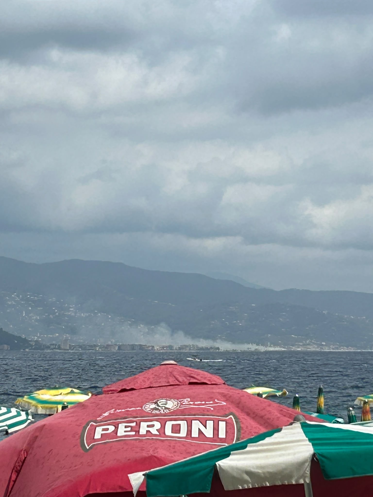 Colonna di fumo sulla costa del Tigullio, vista dalla spiaggia di Santa Margherita Ligure